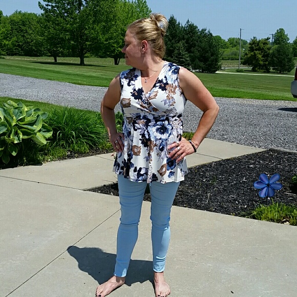 2 LEFT Floral faux wrap surplice sleeveless top - Picture 7 of 8